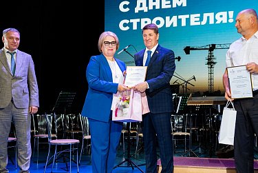 Строителям Оренбуржья вручили заслуженные награды 